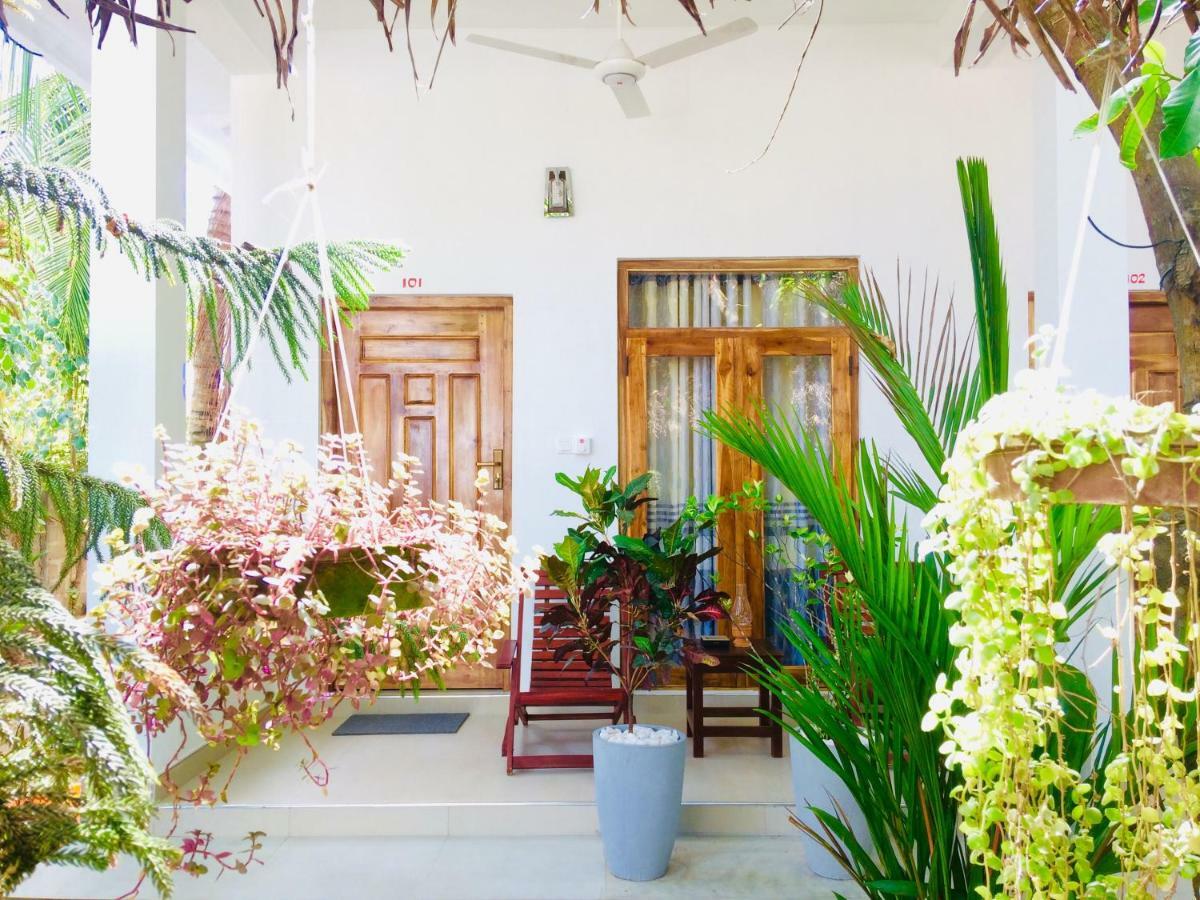 Tropicana Home Stay Аругам Экстерьер фото